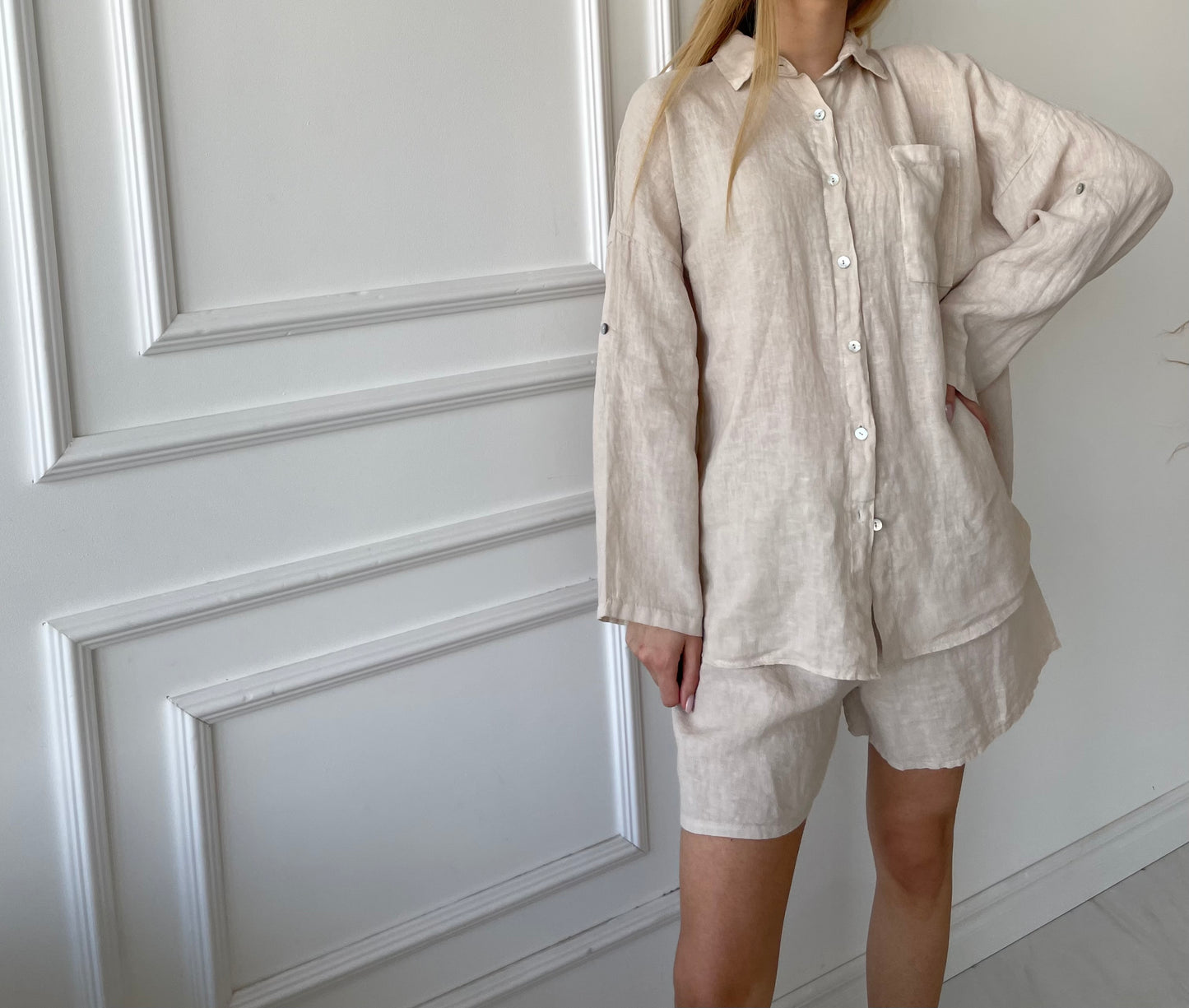 Beige lino kostiumas su šortais