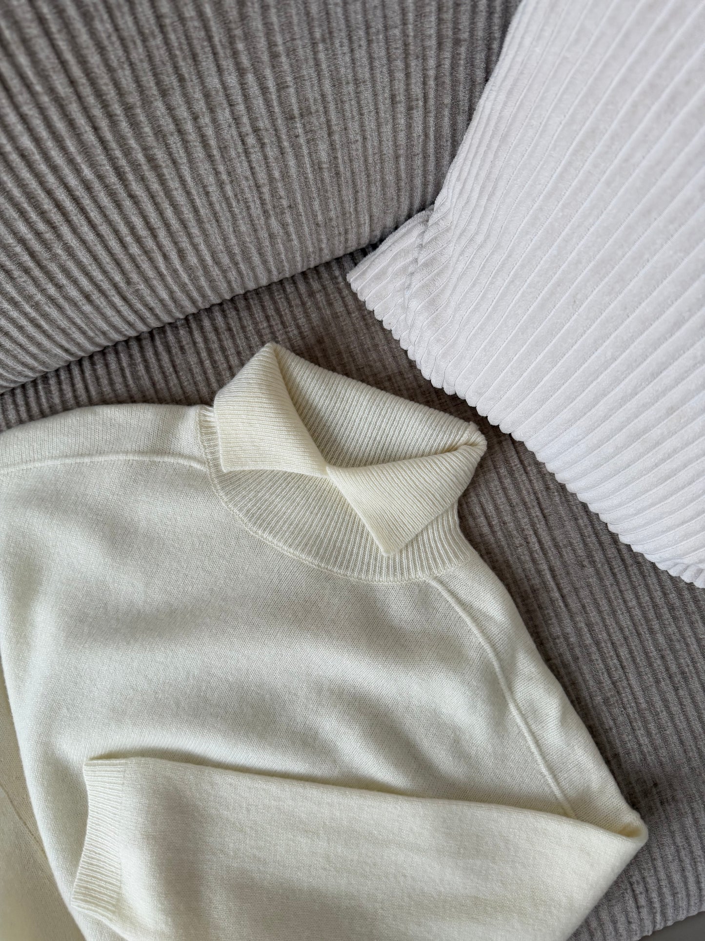 Kašmyro ir vilnos megztinis aukštu kaklu