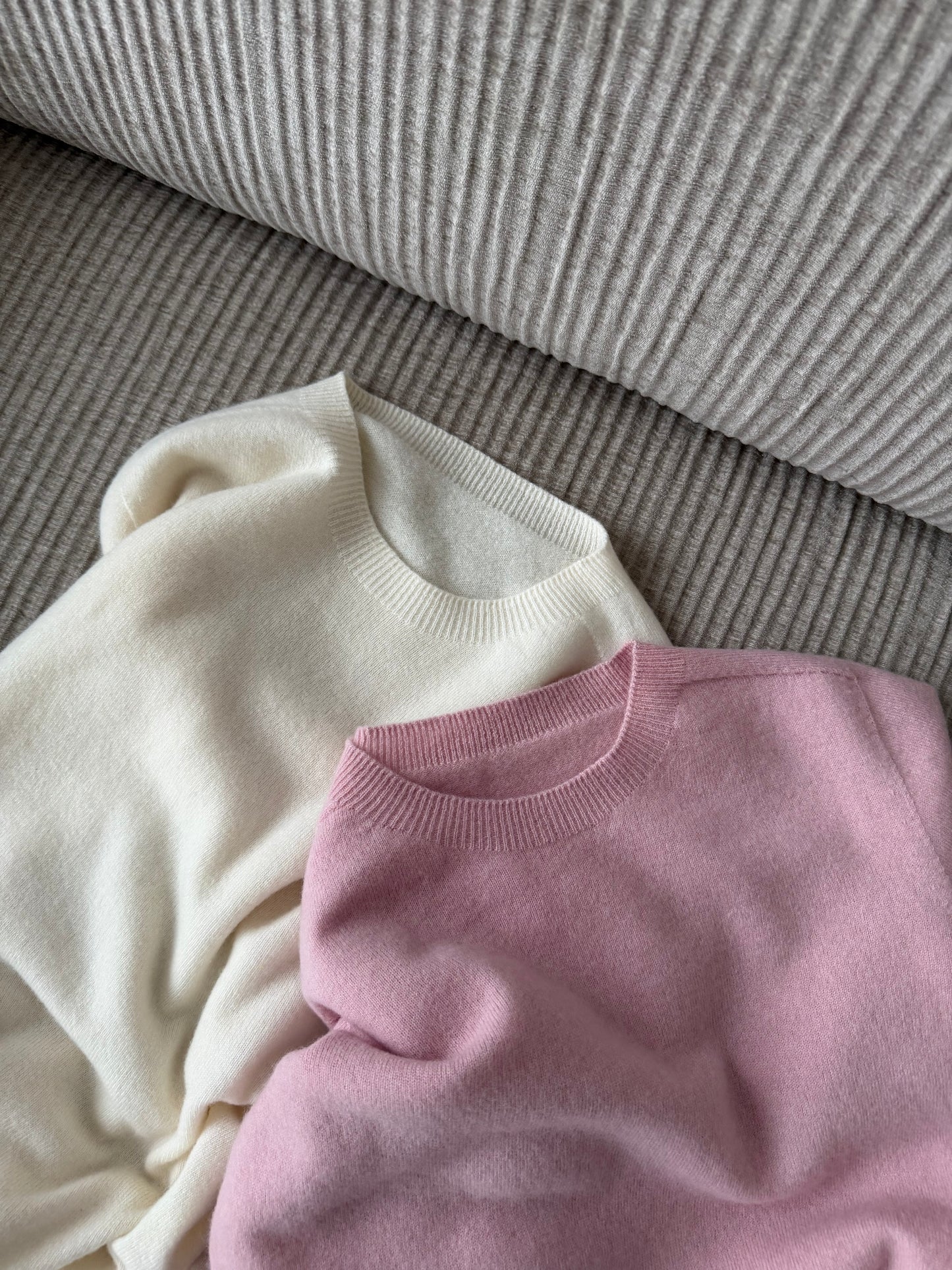 Basic kašmyro megztinis ilgomis rankovėmis