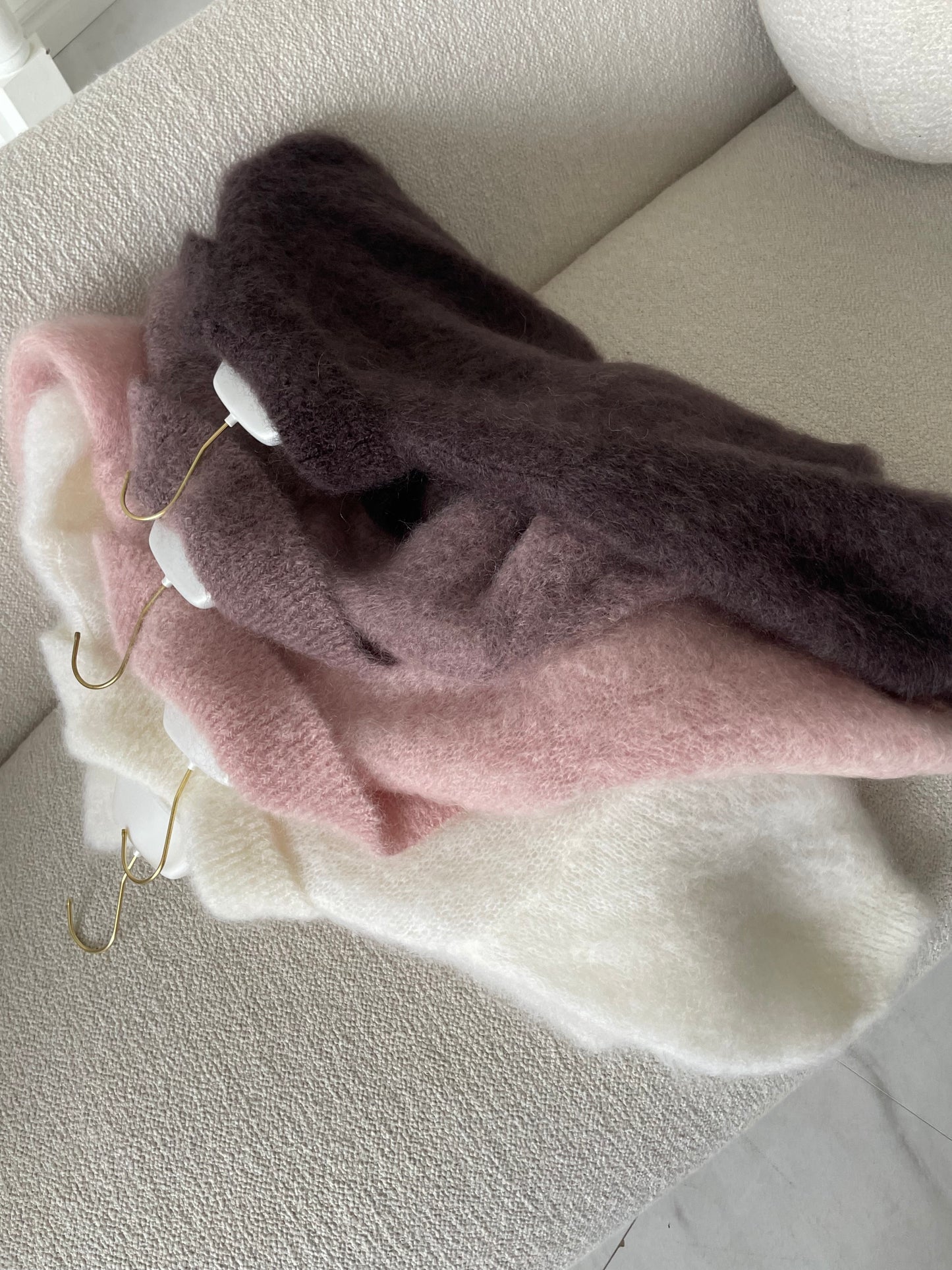 Megztinis su V formos iškirpte